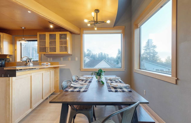 Deck Views, Fire Pit, Pool, 3 Mins to Beach Madrona Tree Retreat by Avantstay - Foto 11