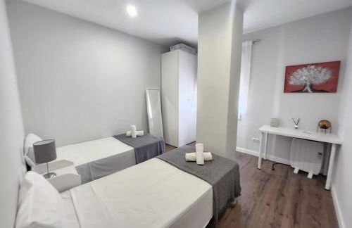 New! Designer apartment in center with fast Wi-fi - Photo 2