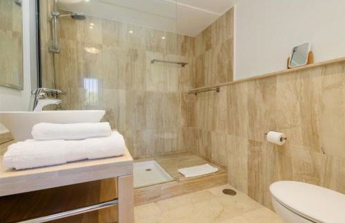 Modern beachside Penthouse with amazing sea views in Costabella, Marbella - Photo 17