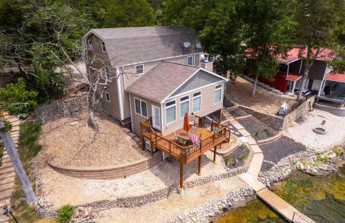 Charming Waterfront Cabin - Sleeps 10 - Photo 3