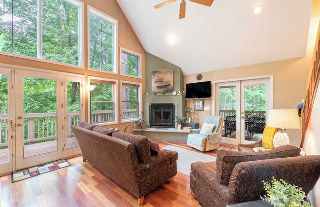 Bear Trail Chalet by Avantstay Retreat w/ Outdoor Living Deck & Fire Pit - Foto 3