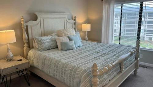 NEW LISTING! Centrally Located with Pool and Beach Views - Foto 2