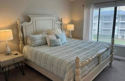 NEW LISTING! Centrally Located with Pool and Beach Views - Foto 2