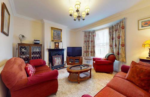 Chic 2BR with Private Backyard Near Loughton Tube - Foto 1