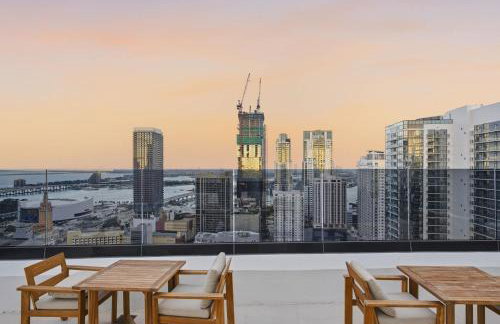 Upscale Downtown Condo Pool Gym & Skyline Views - Foto 10