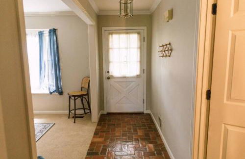 ~ The Cozy Farmhouse ~ | Sleeps 10+ | Farm Views - Foto 73