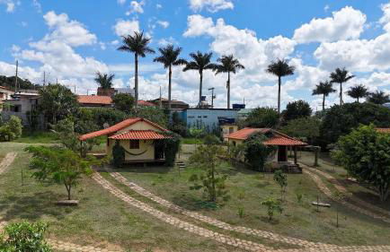 Chalés Vila Carrancas - Ao lado do centro com piscina, cozinha completa e muita tranquilidade - Foto 70