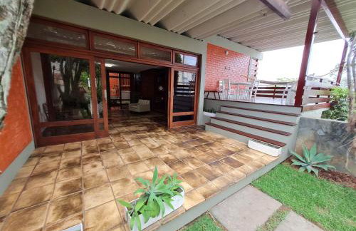 Casa Super Agradável, 250 metros da praia da Areia Preta, cinco quartos com ar, wifi, garagem, completa - Foto 9