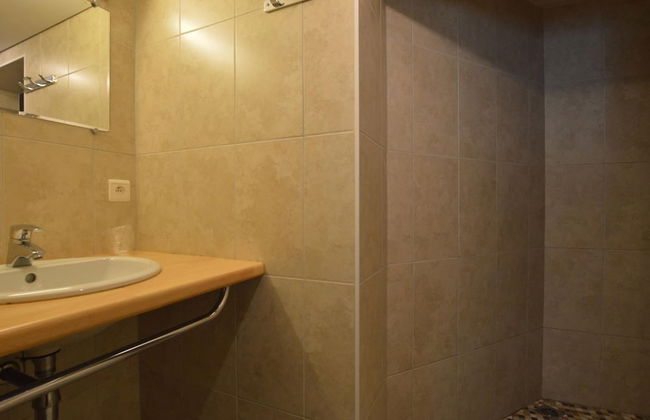 Spacious Home With Garden - Photo 23