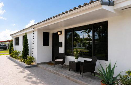 Modern Miami Home l Sleeps 12 l Free Parking - Photo 50