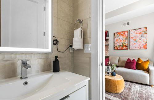 New 3BR Home with Private Yard and Game Room and Parking - Foto 29