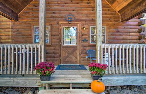 Rustic Rothbury Cabin with Resort Amenity Access! - Foto 26