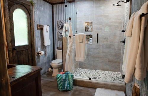 Hobbit Treehouse with waterfall on the Brazos River! 350 acres! Tubing! Petting zoo! - Foto 14