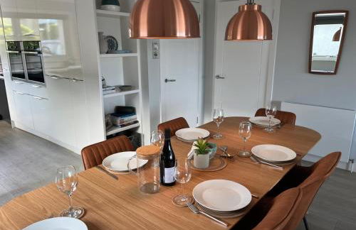 Stylish 3 Bedroom with Balcony and Amazing View - Photo 5