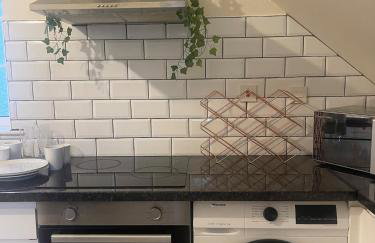 Eastcote London Retreat 3 min walk to Tube 30 min to central London , Free parking 3 cars, Private 1st Floor 2 Bedroom Suite 2 smart TVs with Fully Equipped Kitchen and Bathroom - Foto 19