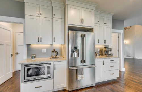 Steps From Oneida Lake Spacious Gem with Game Room! - Foto 9