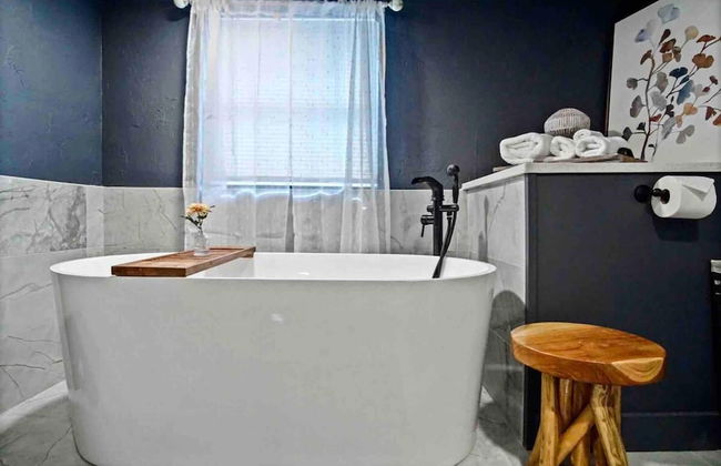 3-story 6-bedroom 4 Bathrooms 3min-asian Dist - Photo 17