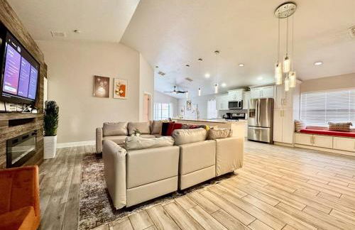 Modern 4BR 2BA with pool in gated community - Foto 22