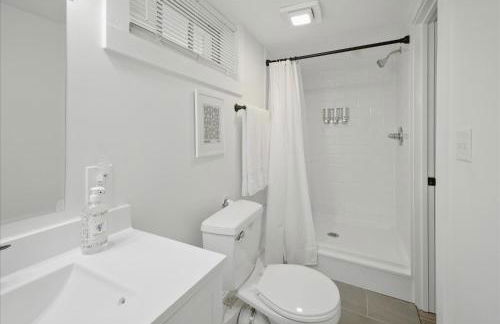 Family Spacious 5BR Retreat w Game Filled Basement Suite - Foto 49