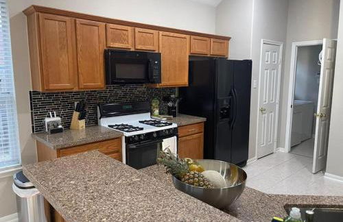 Lovely Woodlands home w/heated pool and spa! - Foto 56