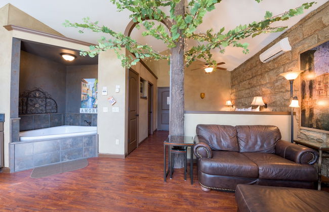 Eureka Springs Treehouses, Hobbit Caves & Castles - Photo 31