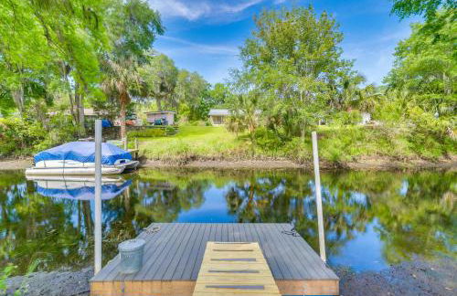 Relax Fireside Riverfront Inglis Duplex with Dock - Foto 2