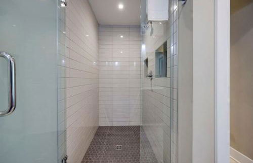 Modern Townhome, Large Game Room, 10min to Downtown! Sleeps 10! - Foto 28