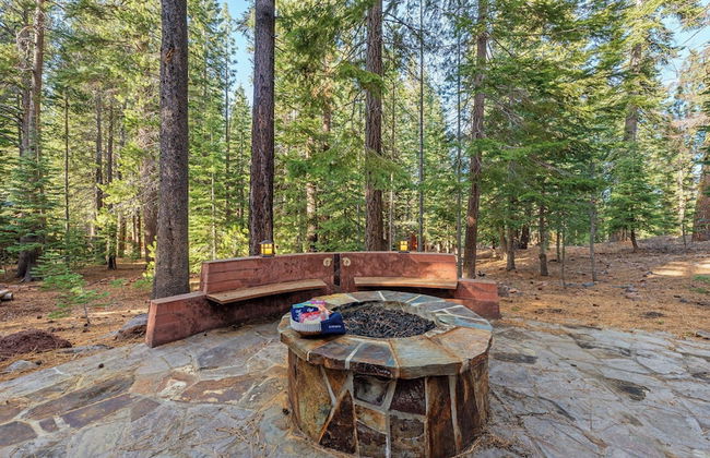 Moosetrack by Avantstay Cozy Cabin In The Of Tahoe Donner w/ Hot Tub - Foto 31