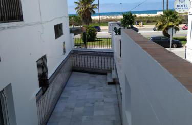 Apartamento primera linea de playa con gran patio, consultar disponibilidad de aparcamiento - Foto 1