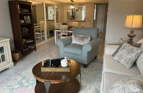 NEW LISTING! Centrally Located with Pool and Beach Views - Foto 8