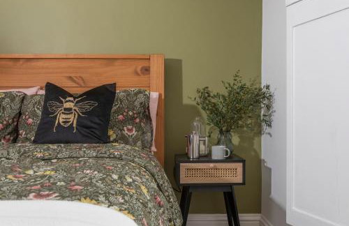 City Centre 1 bed Georgian flat with courtyard - Photo 2