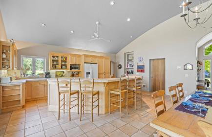 Vineyard Estate w Pool Spa Bocce Ball Mins to Wineries Park Lawndale Manor by AvantStay - Foto 8