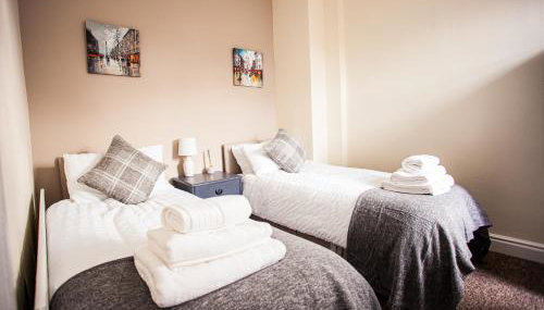 Contractor house, sleeps 5, close to restaurant's and bars, Long stays available, Oveyo Accommodation - Foto 1