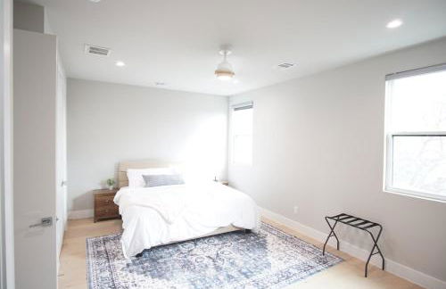 Modern 3BR with Game Room, Near Market Center DART, Med District & Uptown - Foto 13