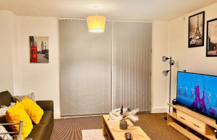 Birmingham City Centre Apartment with Parking - Photo 3