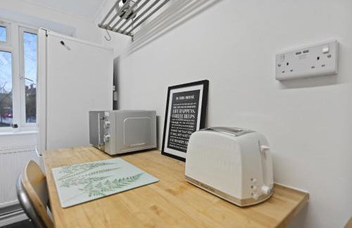 Chic 2-Bed Flat with Workspace, Balcony, Parking - Foto 23