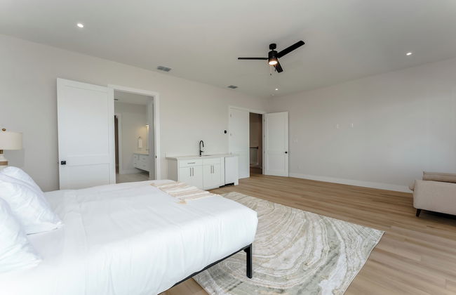 Spacious Bay - Photo 2