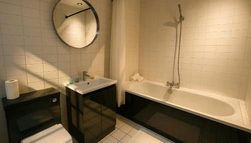 Central Apt With Balcony - Walk to Bars & Stations - Foto 5, towels, Shower