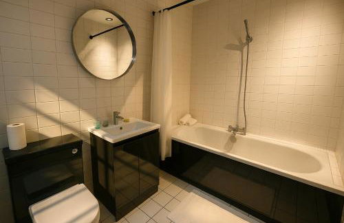 Central Apt With Balcony - Walk to Bars & Stations - Foto 17