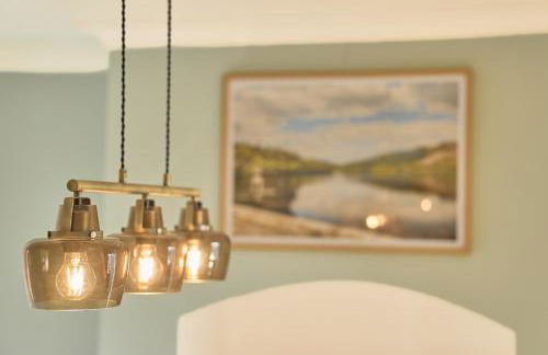 Cosy 2BR Cottage Steps to Town & Peak District - Photo 18