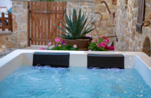 Pamelas House with Jacuzzi - Photo 24