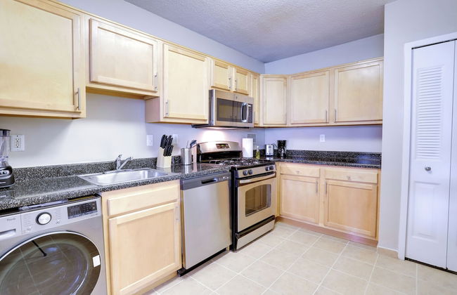 Modern Apartment with Top Amenities - Photo 10