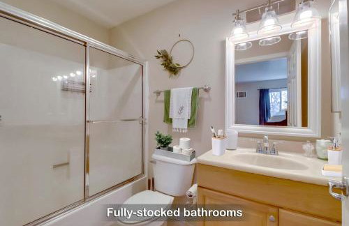 Entire Private Home with 3 Bedrooms 2 Bathrooms, Family Home Free Pool, Tub and Parking, Available Now - Foto 33