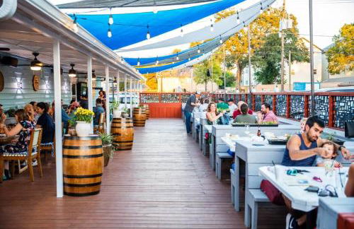 15mi to FIFA l Walkable l Gym l Garage l Heights! - Foto 8