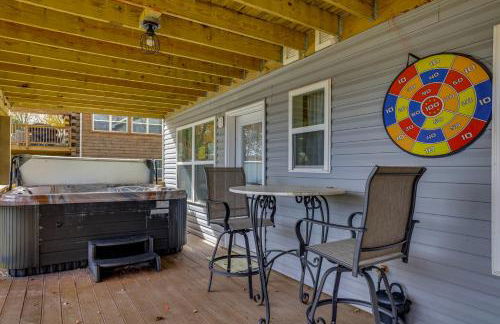 Lakefront Pocono Retreat with Hot Tub and Movie Hub - Foto 30