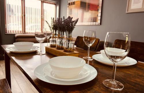 MODERN SUITES -5 Bedroom House- With FREE PARKING Birmingham city - Foto 1