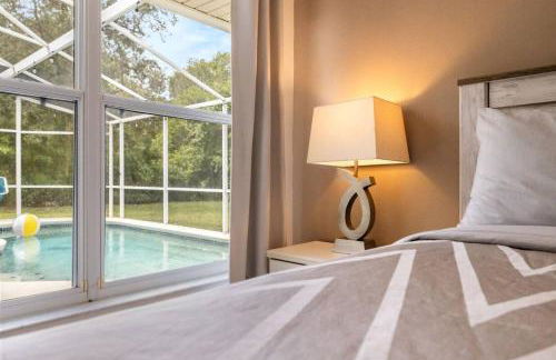 Modern Retreat Pool and Game Room - Foto 50