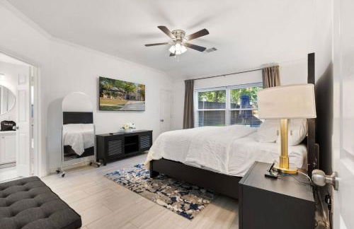 New Luxury Getaway - Two King Beds, Heated Pool, Outdoor Grill & 1Gbps Wifi - Photo 12