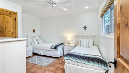 Great Group Retreat! Hacienda Decor, Spacious Floor Plan, Private Backyard - Foto 5