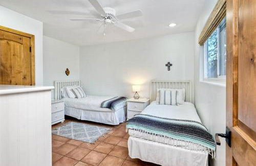 Great Group Retreat! Hacienda Decor, Spacious Floor Plan, Private Backyard - Foto 5